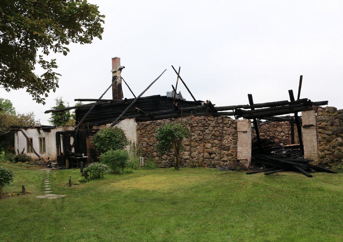 Ülenurme vallas Täsvere külas hävis eile õhtul tules maja.