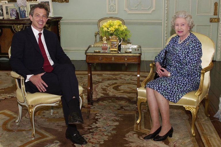 Kuninganna Elizabeth II koos peaminister Tony Blairiga Buckinghami palees (01.06.2001).