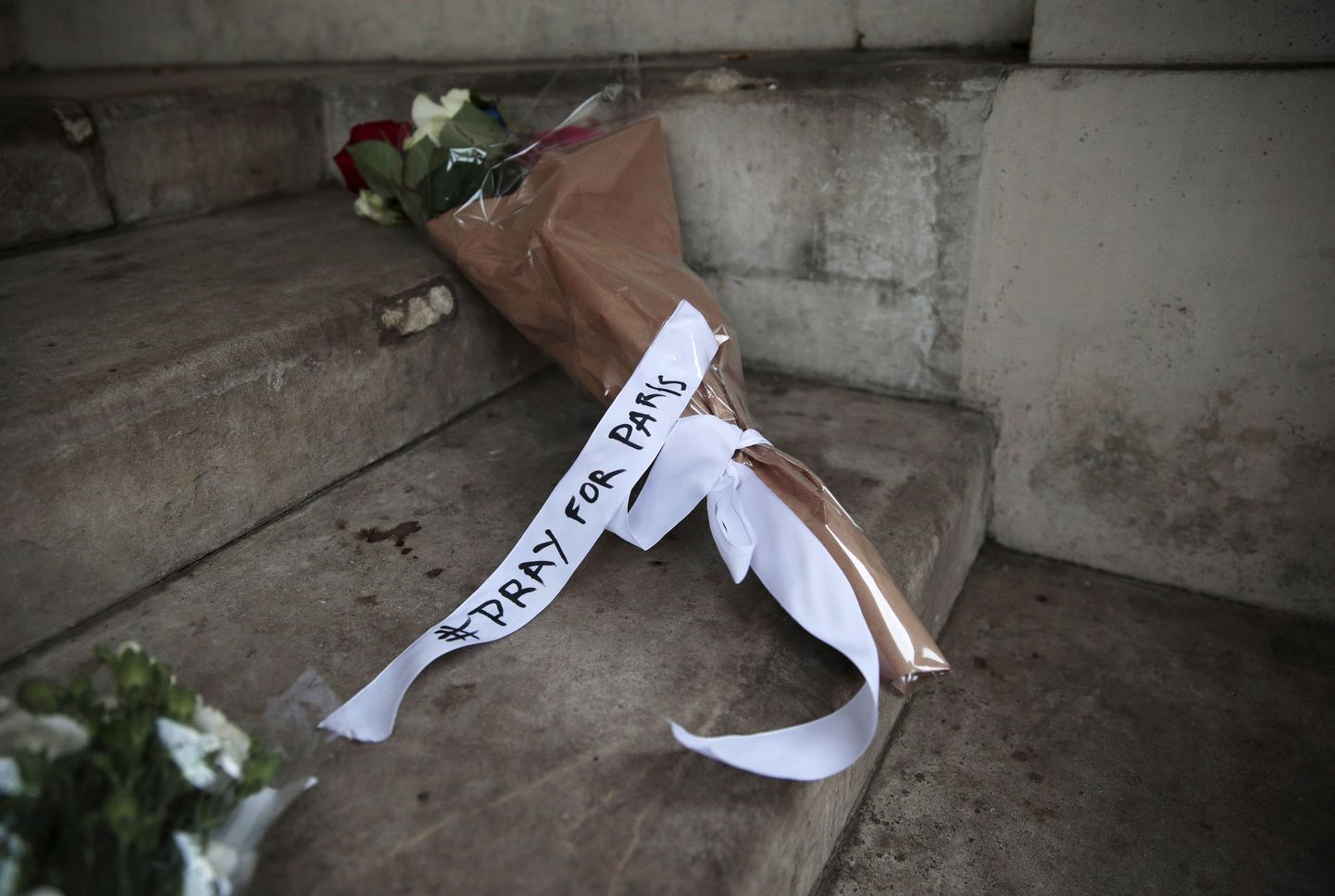 «Palvetage Pariisi eest,» ütleb lillekimp Prantsuse saatkonna ees Londonis.