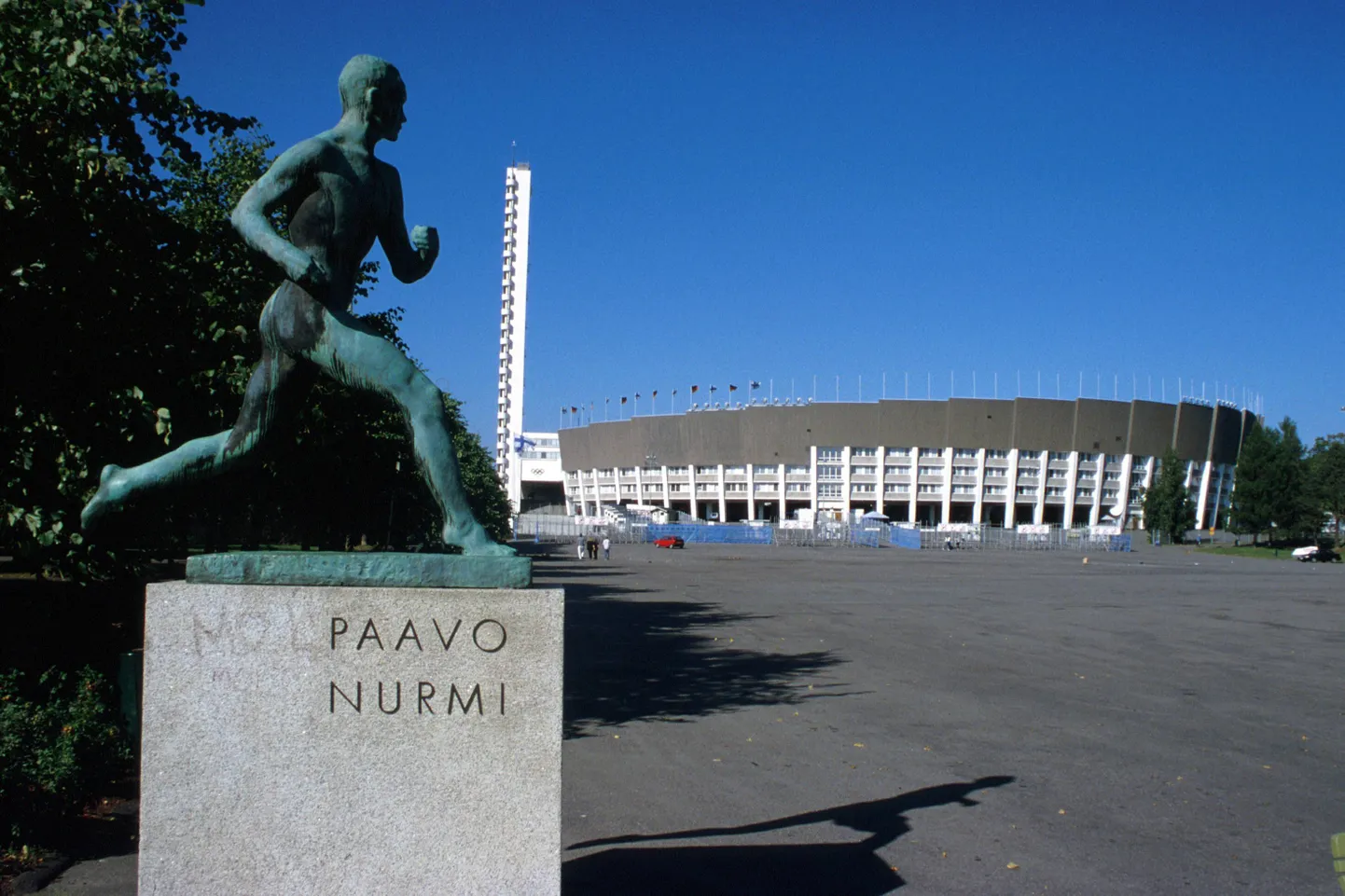 Paavo Nurmi skulptuur Helsingi olümpiastaadioni ees.
