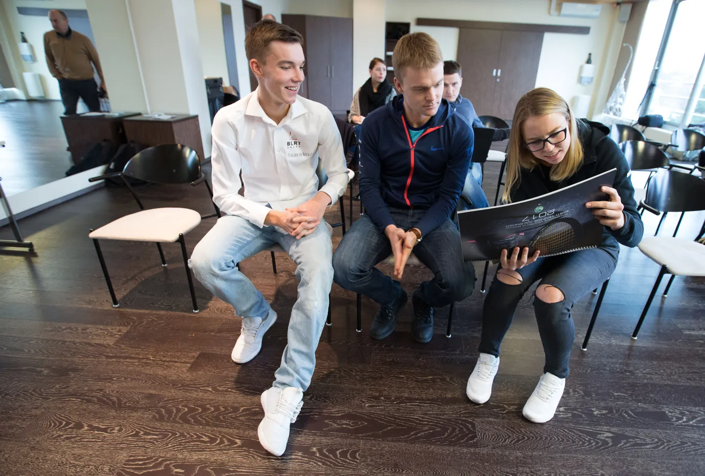 Eesti tipud (vasakult Kenneth Raisma, Jürgen Zopp ja Anett Kontaveit) vaatavad, kas värskelt trükikojast tulnud tenniseaasta kalendris on ka ilusad fotod.