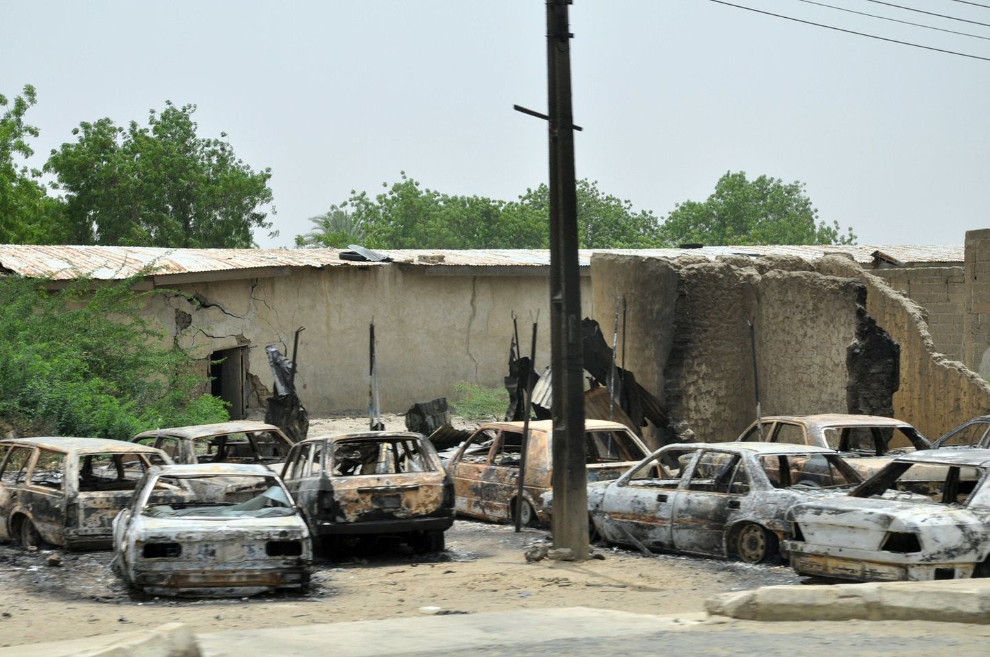 Boko Harami rünnaku järel Gamborus põlenud autod.