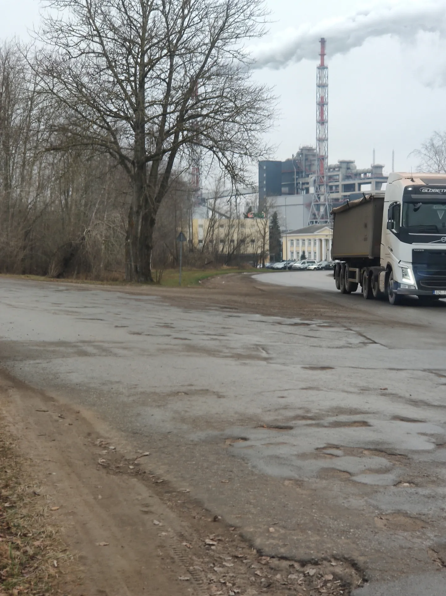Дорога на улице Каэвури в ужасном состоянии, но, несмотря на жалобы горожан, перспективы ее капремонта в ближайшие годы нет.