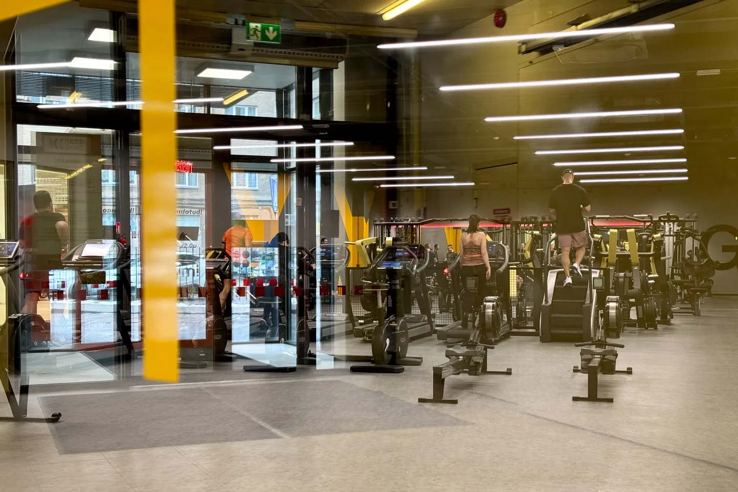Тренажерный зал сети "Gym!" в нарвском торгово-офисном центре "Kerese" популярен со дня открытия в октябре, чему не стало помехой отсутствие у предпринимателей разрешительных бумаг из городской управы и согласований от спасателей.