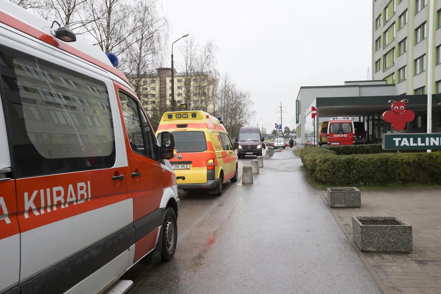 Kiirabiautod Tallinna lastehaigla ees. Foto on illustratiivne.