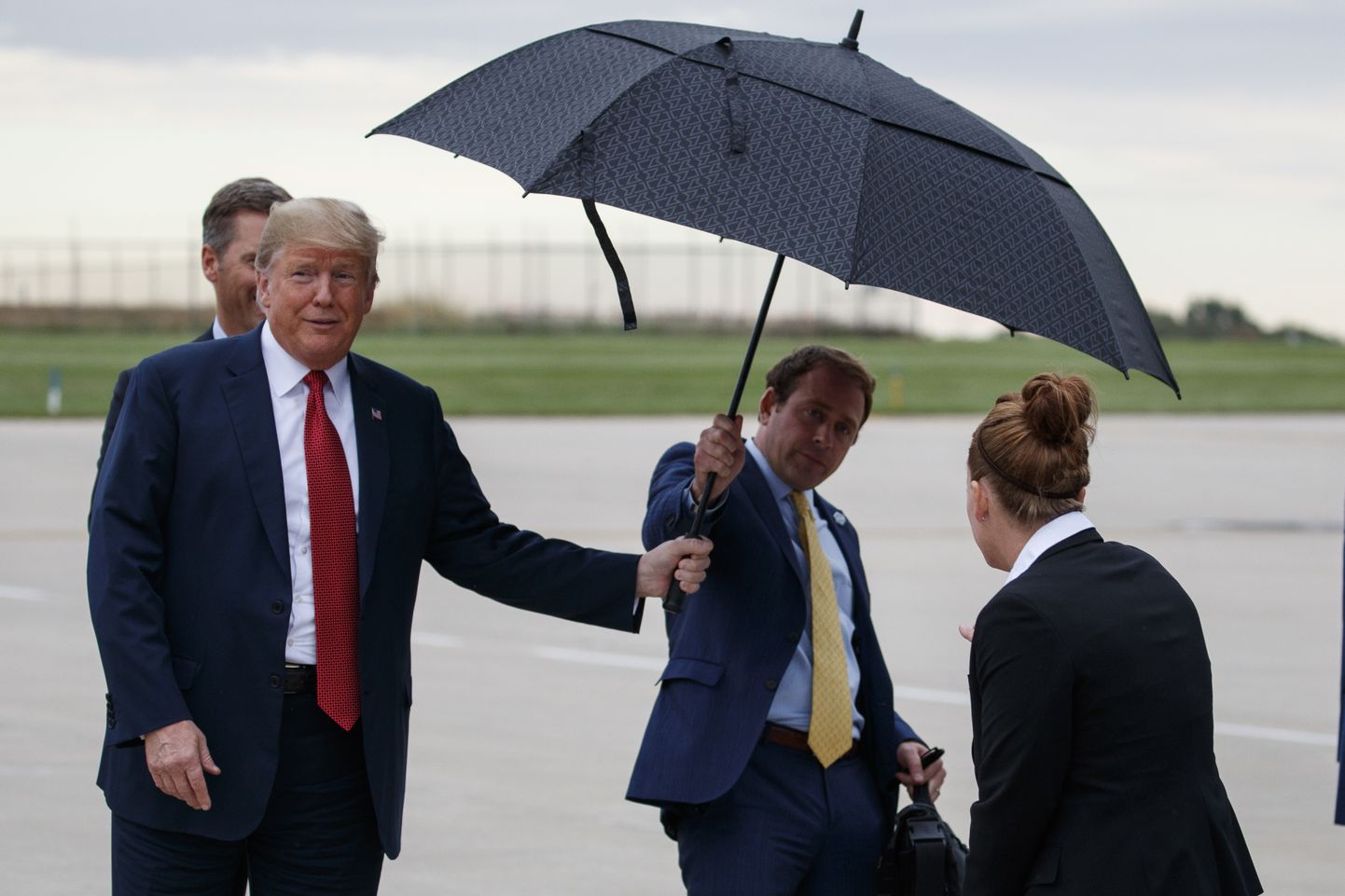 President Donald Trump ulatab oma vihmavarju Jordan Karemile