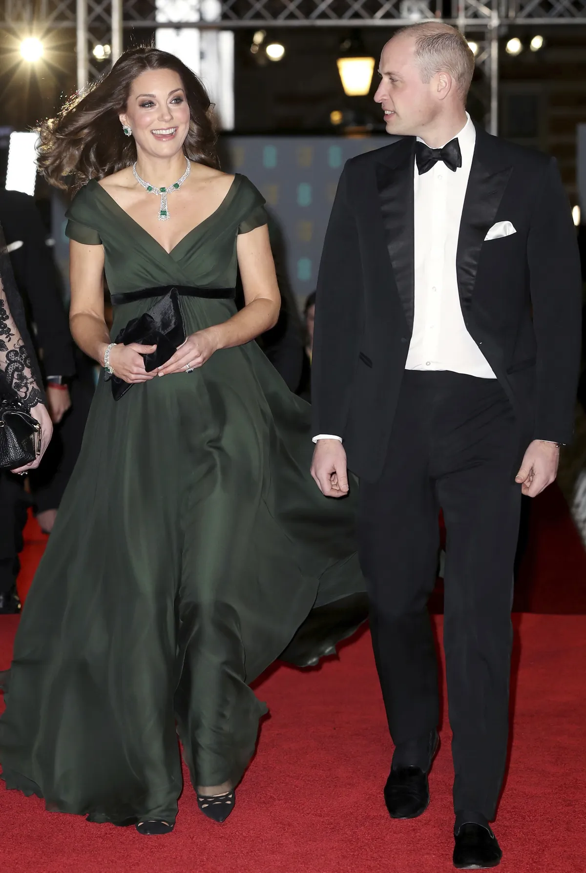 Kembridžas hercogi ierodas uz BAFTA 2018 balvu pasniegšanu Londonā. Ketrīna ir trešā bērniņa gaidībās.