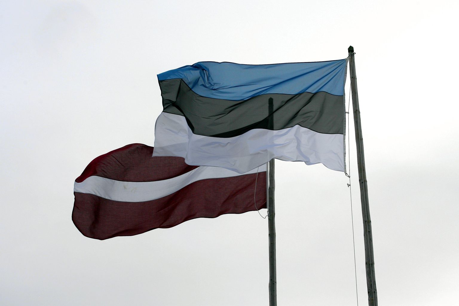 Pildil Eesti ja Läti lipp.
