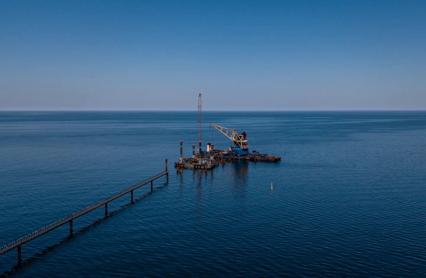 Paldiski LNG kai ehitus. Ajutine käigusild ja haalamiskai ehitus Lahepera lahe läänekaldal Pakrineeme sadamas. Haalamiskai ehitamiseks rammitakse merepõhja 44 meetri pikkused ning 1,2-meetrise läbimõõduga metalltorud, mis pärast seest betooni täis valatakse. Torud saabuvad igal hommikul pargasega Paldiski Lõunasadamast, kus need merre rammimiseks ette valmistatakse. Torud tõstab paika ja paigaldab merepõhja ujuvkraana. Kokku rammitakse merre 2500 tonni metalltorusid. Torude peale valatakse betoonist platvorm mõõtmetega 50 x 25 meetrit