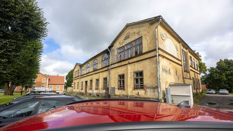 Poolteist sajandit vana koolimaja tulevikus ei ole helgeid värve