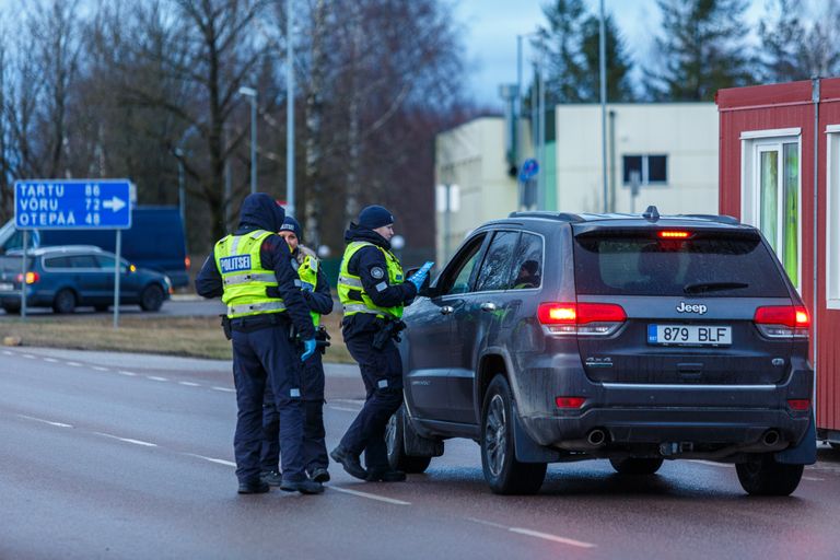 Eesti-Läti riigipiir 13.märtsi õhtul. Valga poolel teostavad PPA ametnikud teavitustööd, jagades infovoldikuid koroonaviiruse kohta.