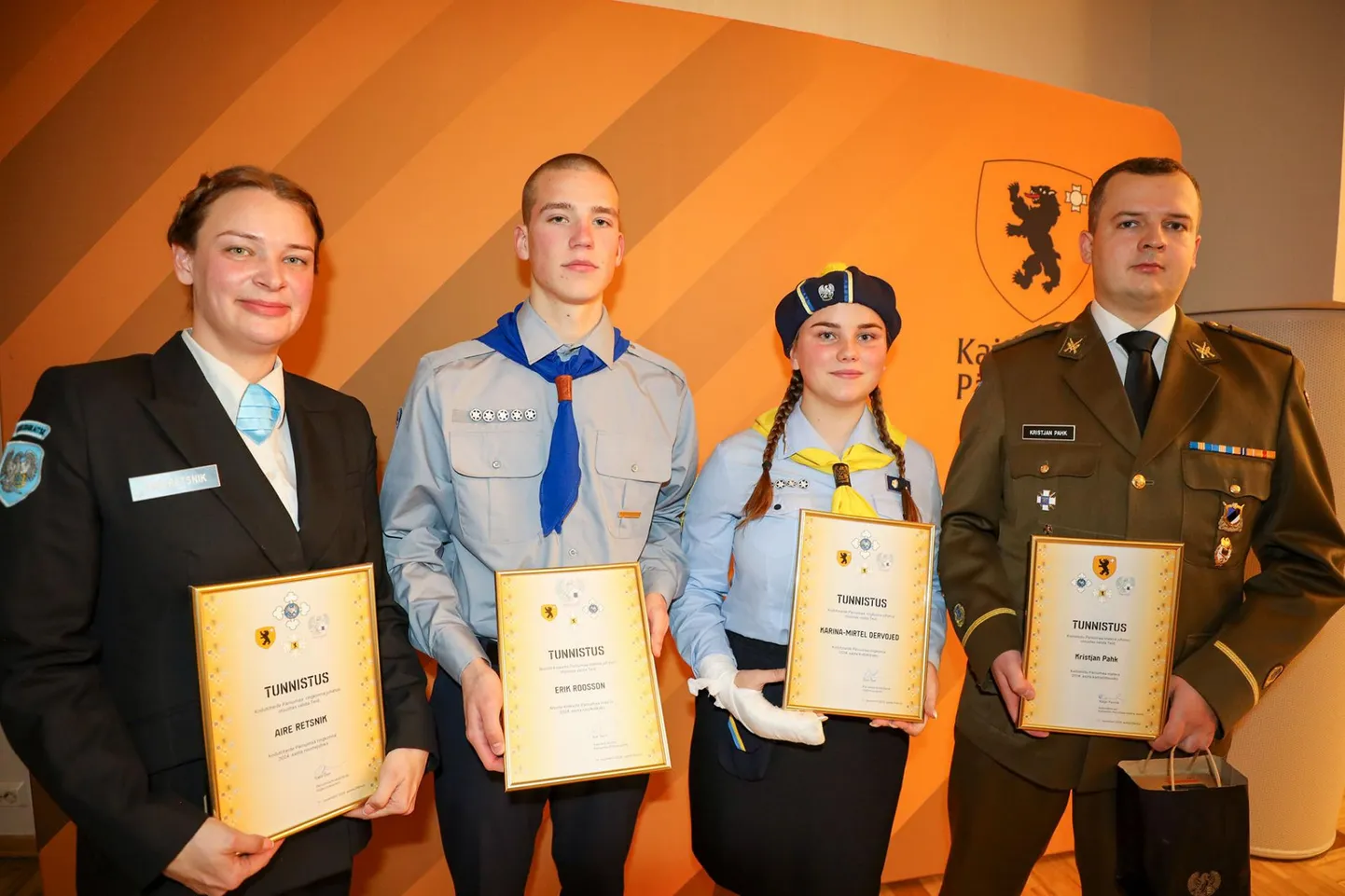 Pärnumaa aasta tegijad: noortejuht Aire Retsnik, kodutütar Karina-Mirtel Dervojed, noorkotkas Erik Roosson ja kaitseliitlane Kristjan Pahk.
