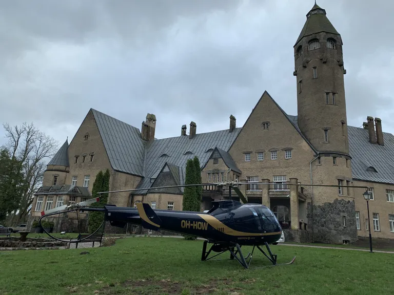 Helikopter Taagepera lossi õuel.