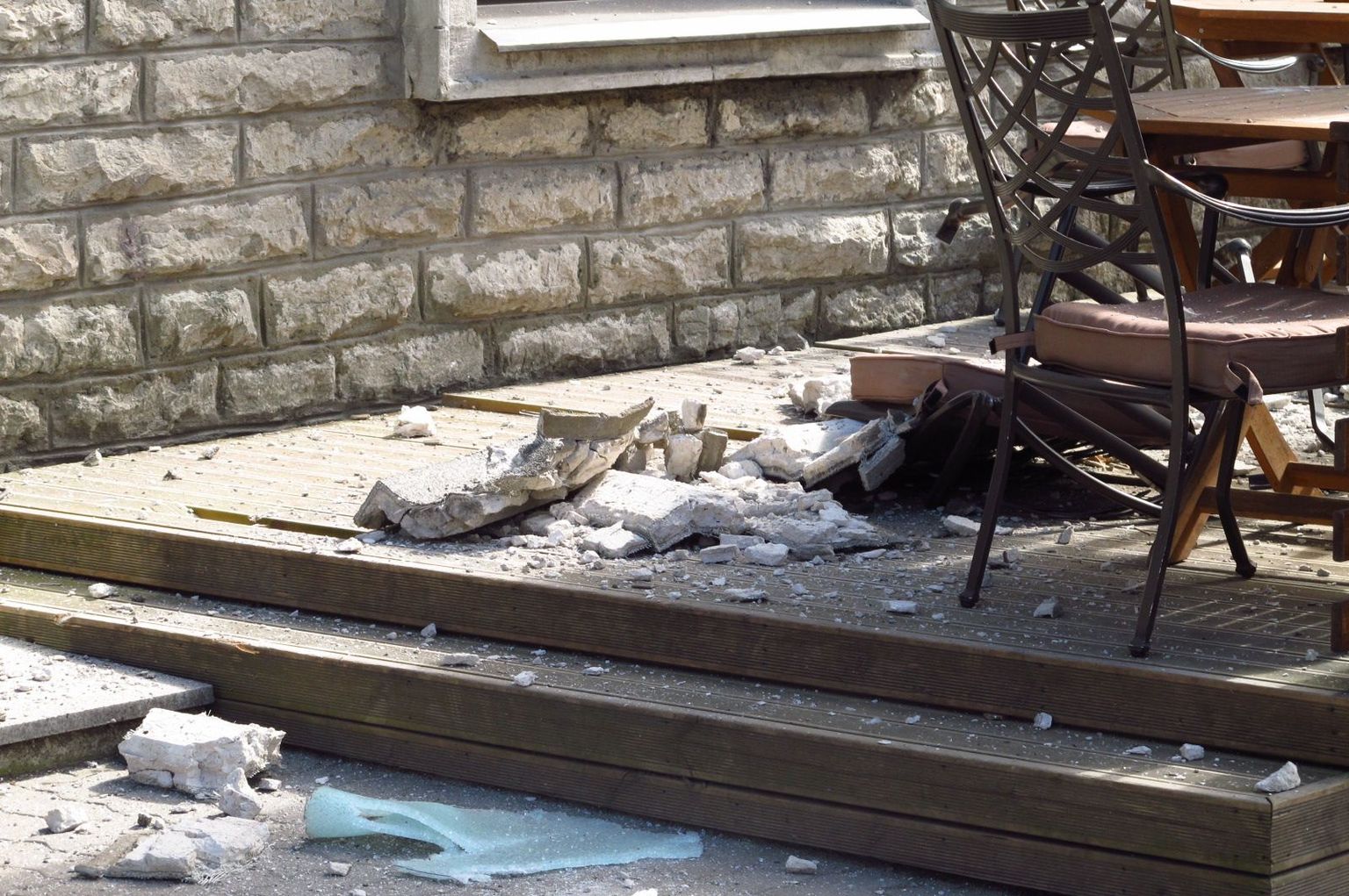 Katuseservast lahti tulnud suured karniisitükid kukkusid Teatri Puhveti terrassile.
