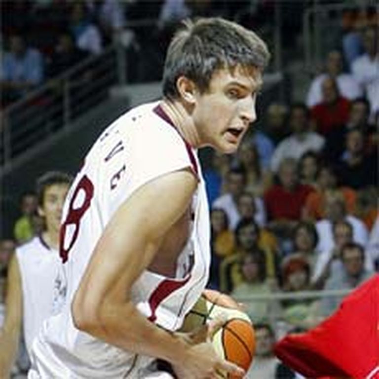 Latvijas pieaugušo valstsvienības rindās Ernests Kalve debitēja jau 2005. gadā, kad aizvadīja pārbaudes spēles pirms Eiropas meistarsacīkšu finālturnīra Serbijā. 
