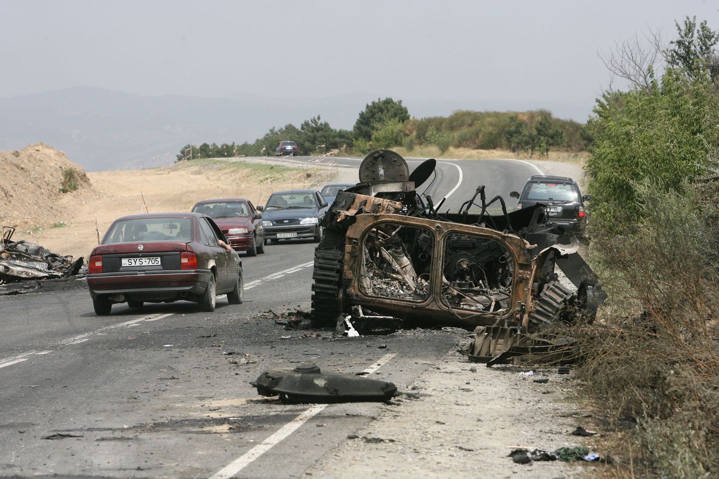 Уничтоженный бронетранспортер грузинских военных на шоссе Гори-Тбилиси. 12.08.2008.