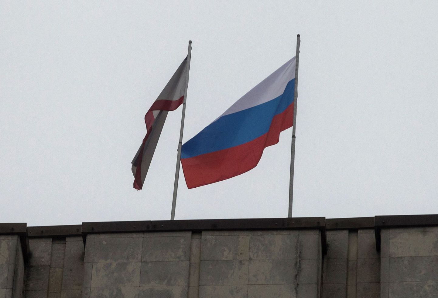 Над зданием парламента Крыма поднят флаг России.
