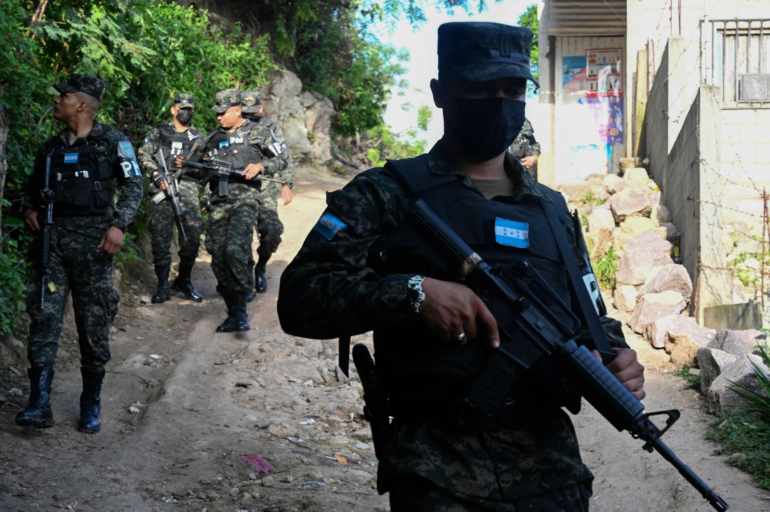 Hondurase sõjaväepolitsei patrullimas.