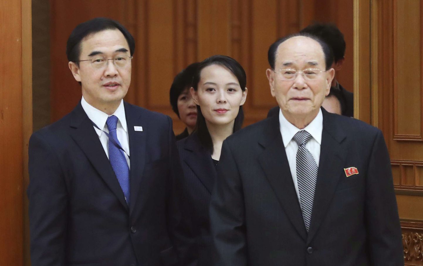 Lõuna-Korea ühinemisminister Cho Myoung-gyon 10. veebruaril Lõuna-Korea presidendi residentsis koos Põhja-Korea riigijuhi õe Kim Yo-jongi ja tseremoniaalse riigipea Kim Yong-namiga.