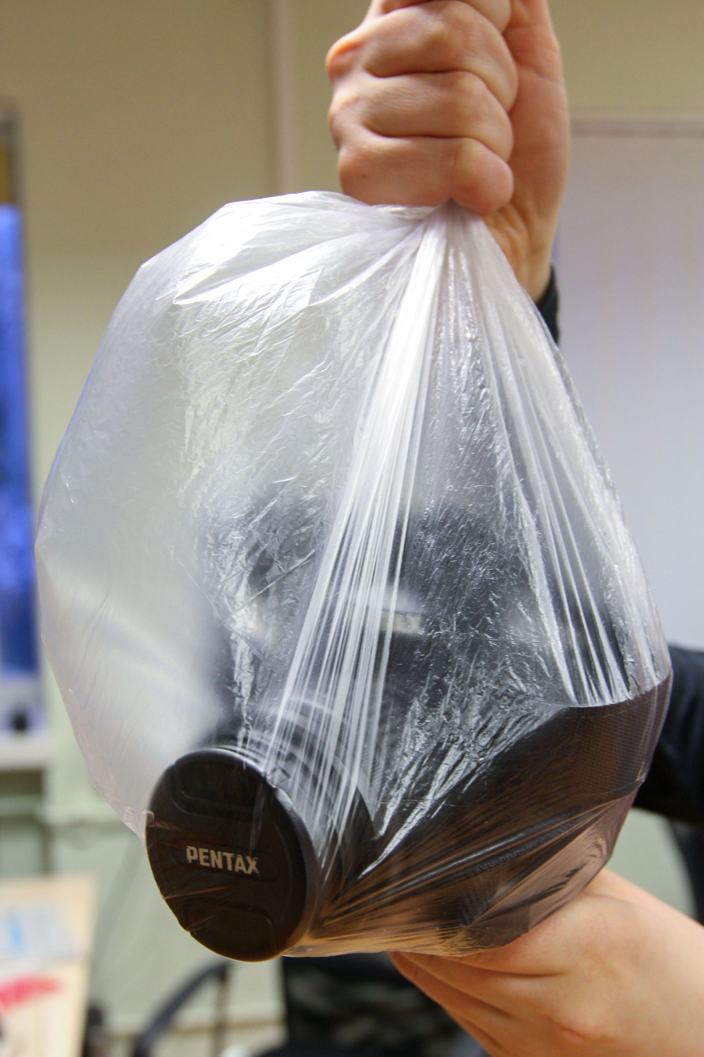 Kuigi muidu on ehk harjutud kilekotikestes saiakesi ostma, siis käreda pakasega osutub läbipaistev kotike heaks abimeheks, et järk-järgult üles soojendada näiteks fotoaparaat.