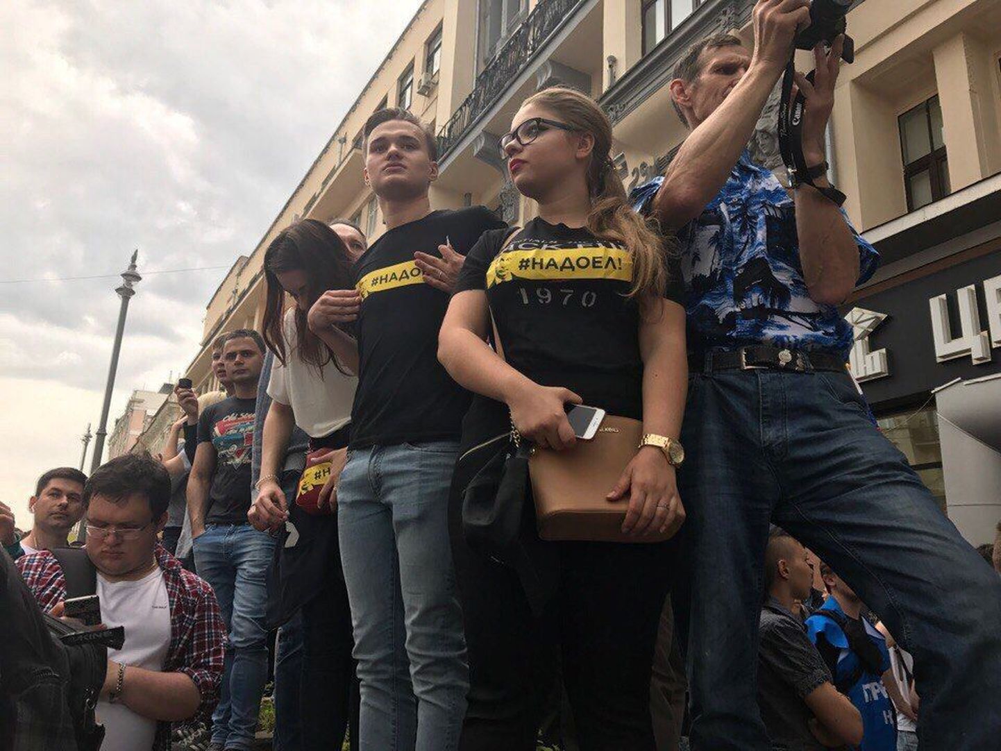 На акции Навального выходит много молодежи.