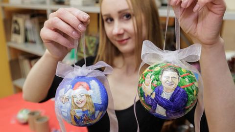 ФОТО И ВИДЕО ⟩ Галерея на елке: таллиннская художница вручную расписывает новогодние игрушки