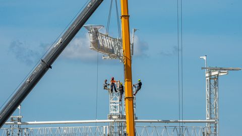 Фото: смотрите, как идет строительство сцены для крупнейшего концерта в истории Тарту
