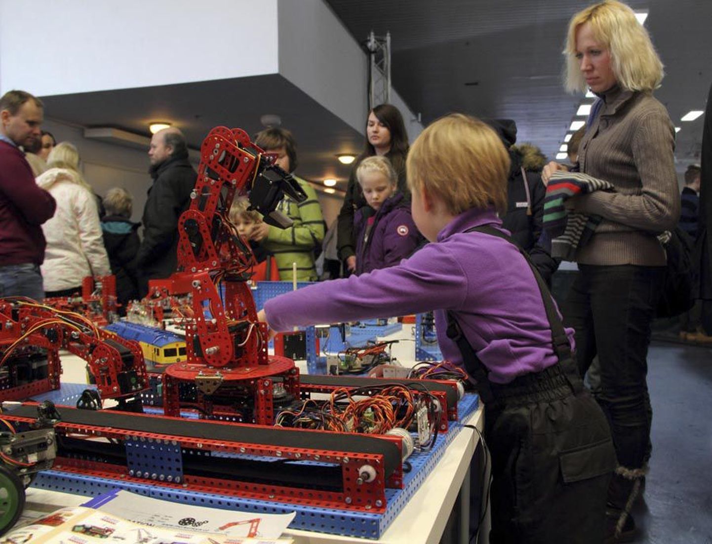 Merkuri konstruktorrobotid võiksid Andor-Olari Ilisoni arvates pakkuda tugevat konkurentsi koolides levinud Lego-robotitele. Pilt pärineb robotite võistluselt ja kogupereürituselt «Robotex 2014».
