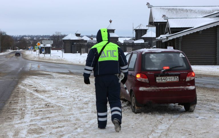 Российские власти перекрывают дороги рядом с местом падения самолета.