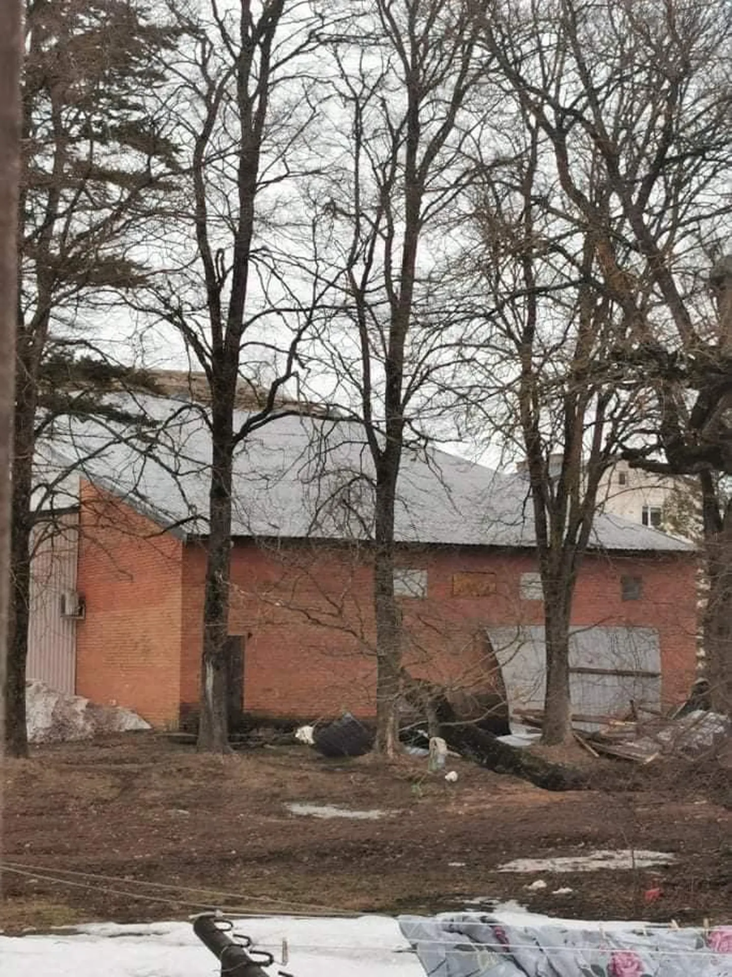Grossi poe katuselt lendas üks paan tugeva tuule tõttu minema.