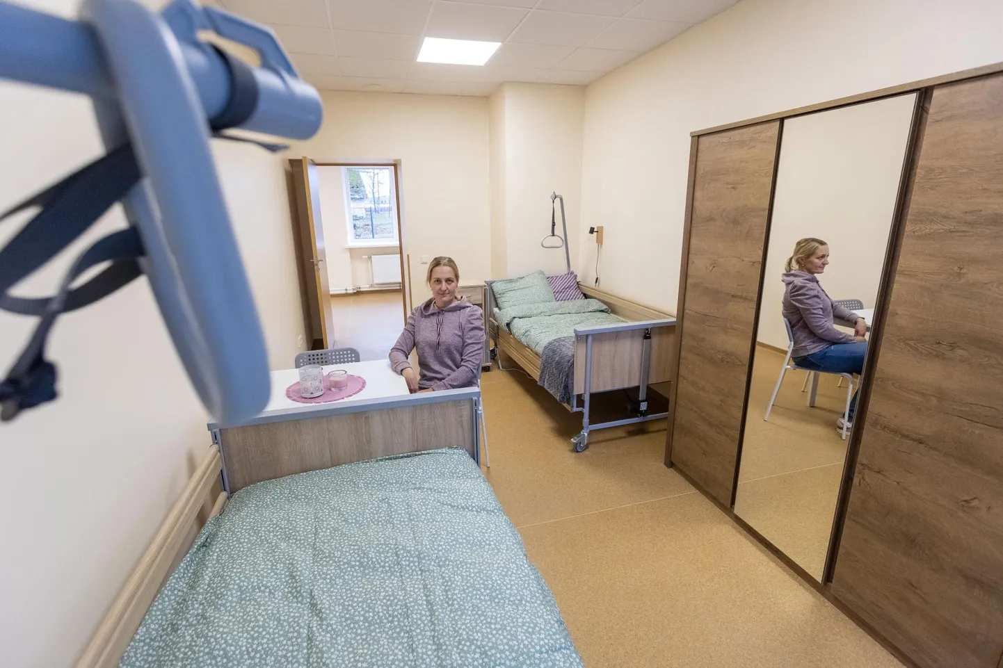 Uus eakate kodu Villa Alfred Peetris kunagises koolimajas avab uksed selle aasta lõpus. Ruume tutvustanud hooldekodu juhataja Kristi Reinberg näitab avaraid tube, kus on täiesti uus inventar ja piisavalt ruumi liikumiseks.