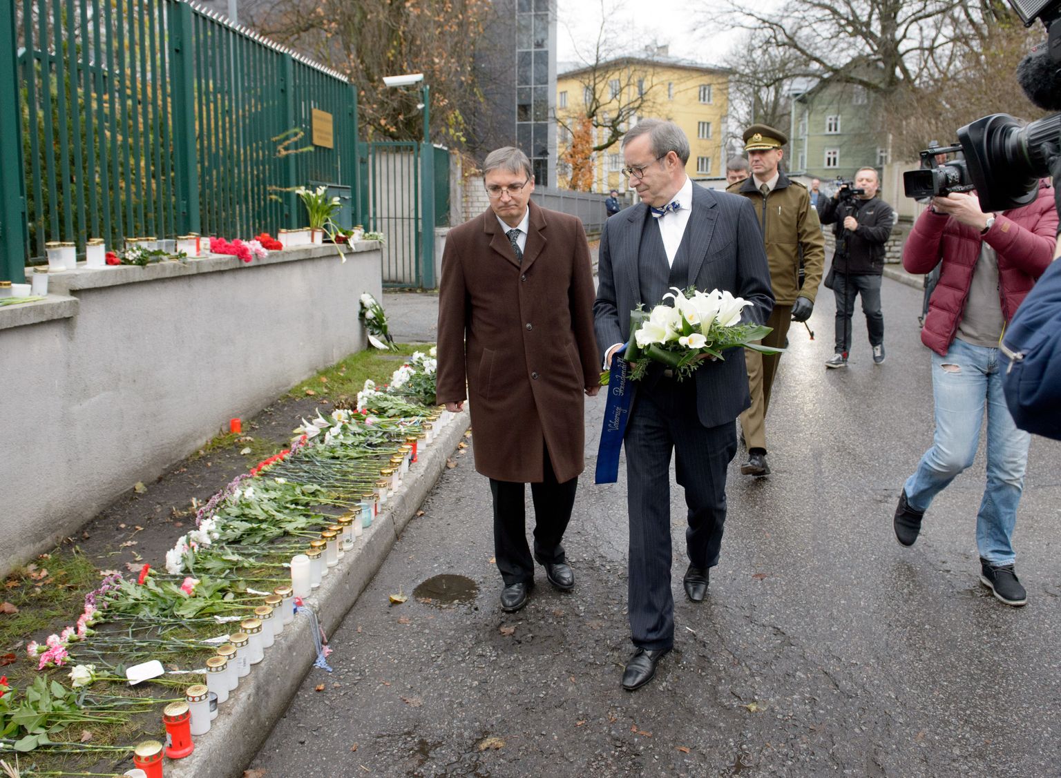 President Toomas Hendrik Ilves osales täna Tallinnas Prantsuse suursaatkonna juures vaikuseminutil ja asetas saatkonnahoone juurde Pariisi terroriohvrite mälestuseks lilled.