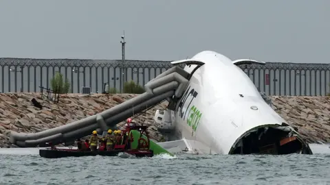 Грузовой самолет в Гонконге выкатился за пределы взлетно-посадочной полосы. Два человека погибли