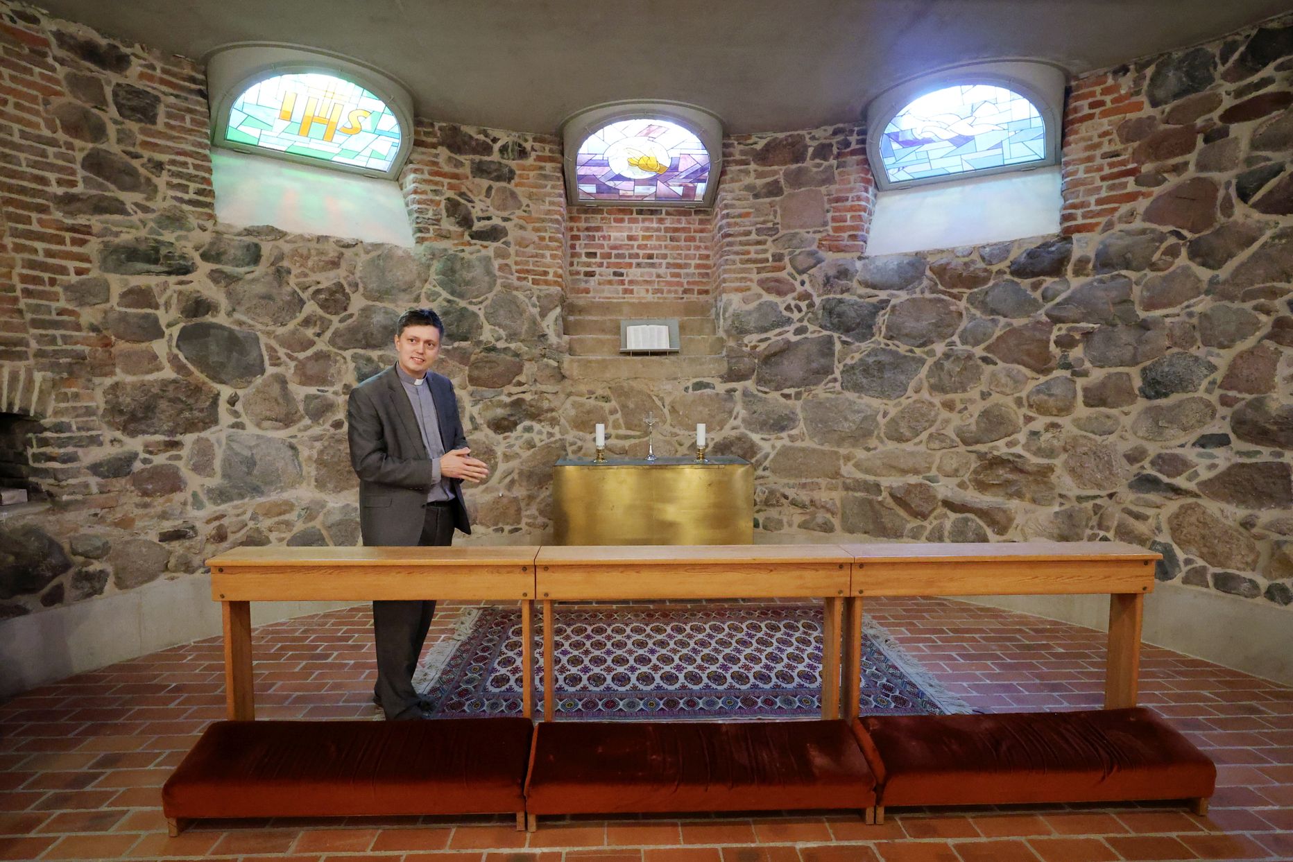 Koguduse õpetaja Kristjan Luhamets näitab Tartu Pauluse kiriku krüptis paigaldatud vitraaže, mille autor on Dolores Hoffmann.