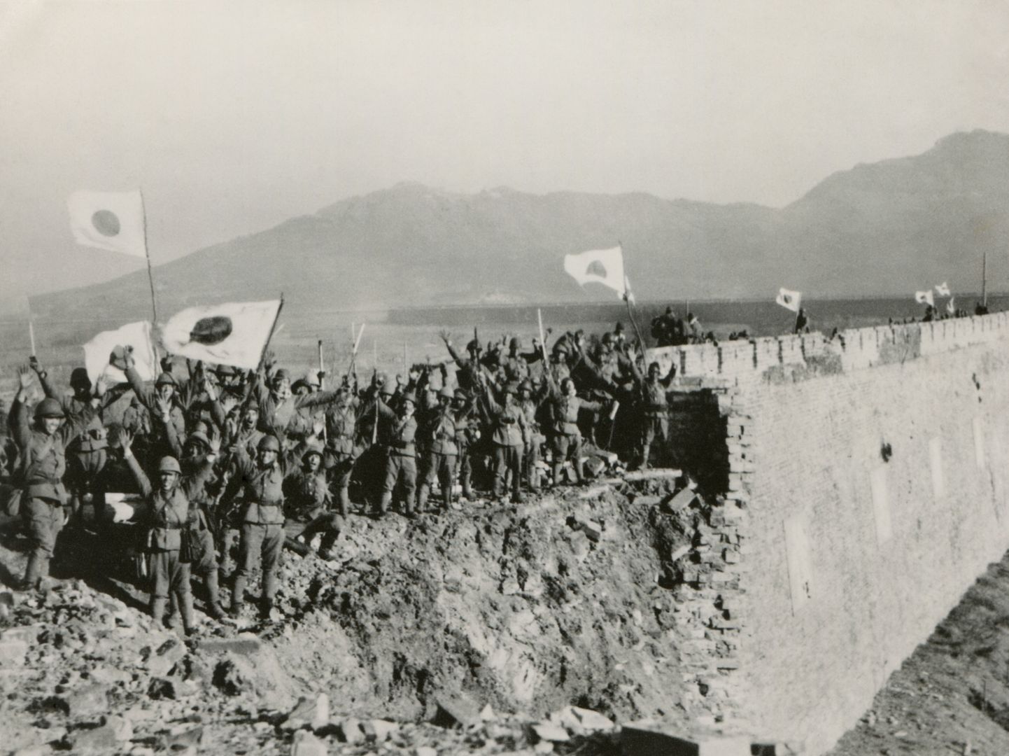 Jaapani sõdurid levitamas Jaapani lippe pärast Hiina Nankingi vallutamist. Nankingi lahing kestis 13. - 31. detsember 1937. Jaapan okupeeris Hiinat 1931 - 1945