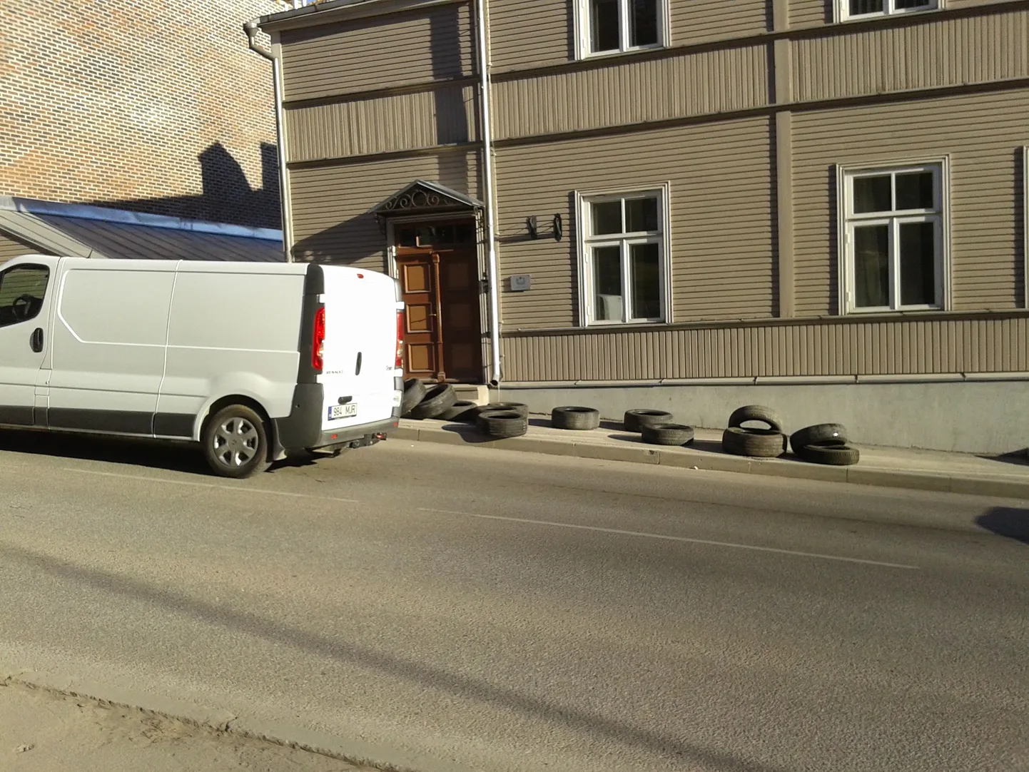 Tartus Jakobi tõusul pääsesid veoki koormast veerema rehvid.