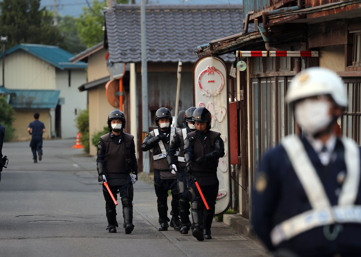 Jaapani politseinikud kuriteopaiga lähedal.