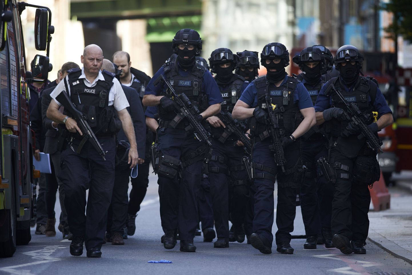 TOPSHOT - Armed police officers arrive at The Shard in the London Bridge quarter in London on June 4, 2017, following a terror attack.
Forty-eight people have been taken to hospital after a terror attack in central London in which six people died, the London Ambulance Service said Sunday. / AFP PHOTO / NIKLAS HALLE'N