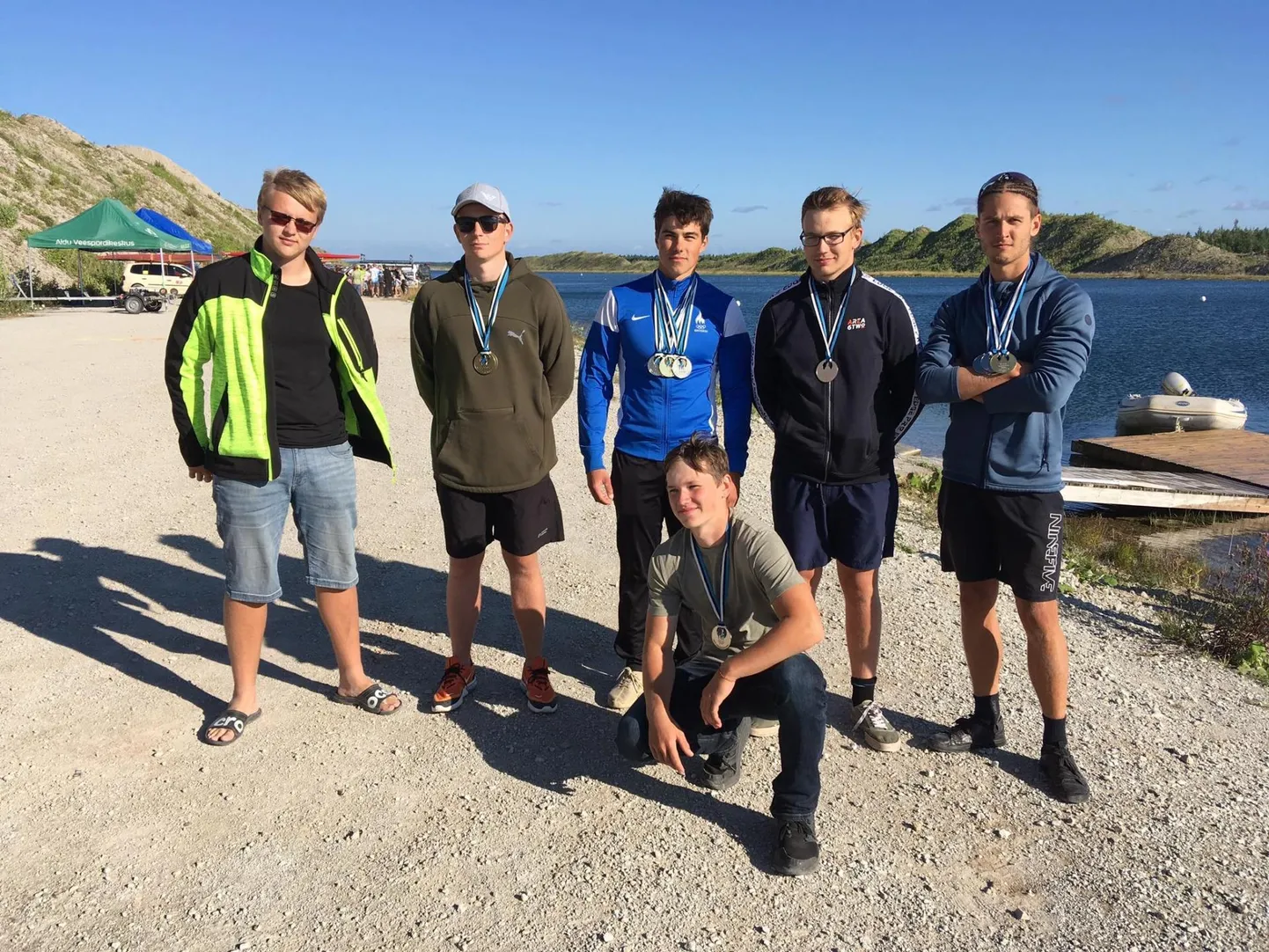 Viljandi aerutajad naasid Ida-Virumaalt juunioride Eesti tiitlivõistlustelt kaheksa medaliga. Pildil Markus Karu (vasakult), Siim Laas, Aron Faber, Martin Eier, Kevin Poljans ja Robin Aasa (ees).