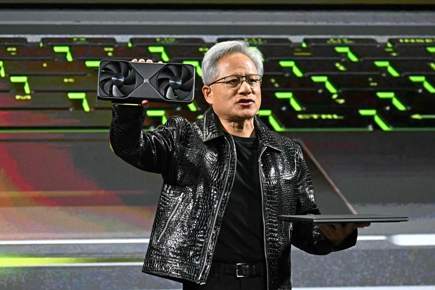 Nvidia tegevjuht Jensen Huang hoiab käes Blackwell GeForce RTX 50 seeria GPUd (vasakul) ja RTX 5000 sülearvutit, pidades peaettekannet tarbeelektroonika messil (CES) Las Vegases Nevada osariigis 6. jaanuaril 2025.