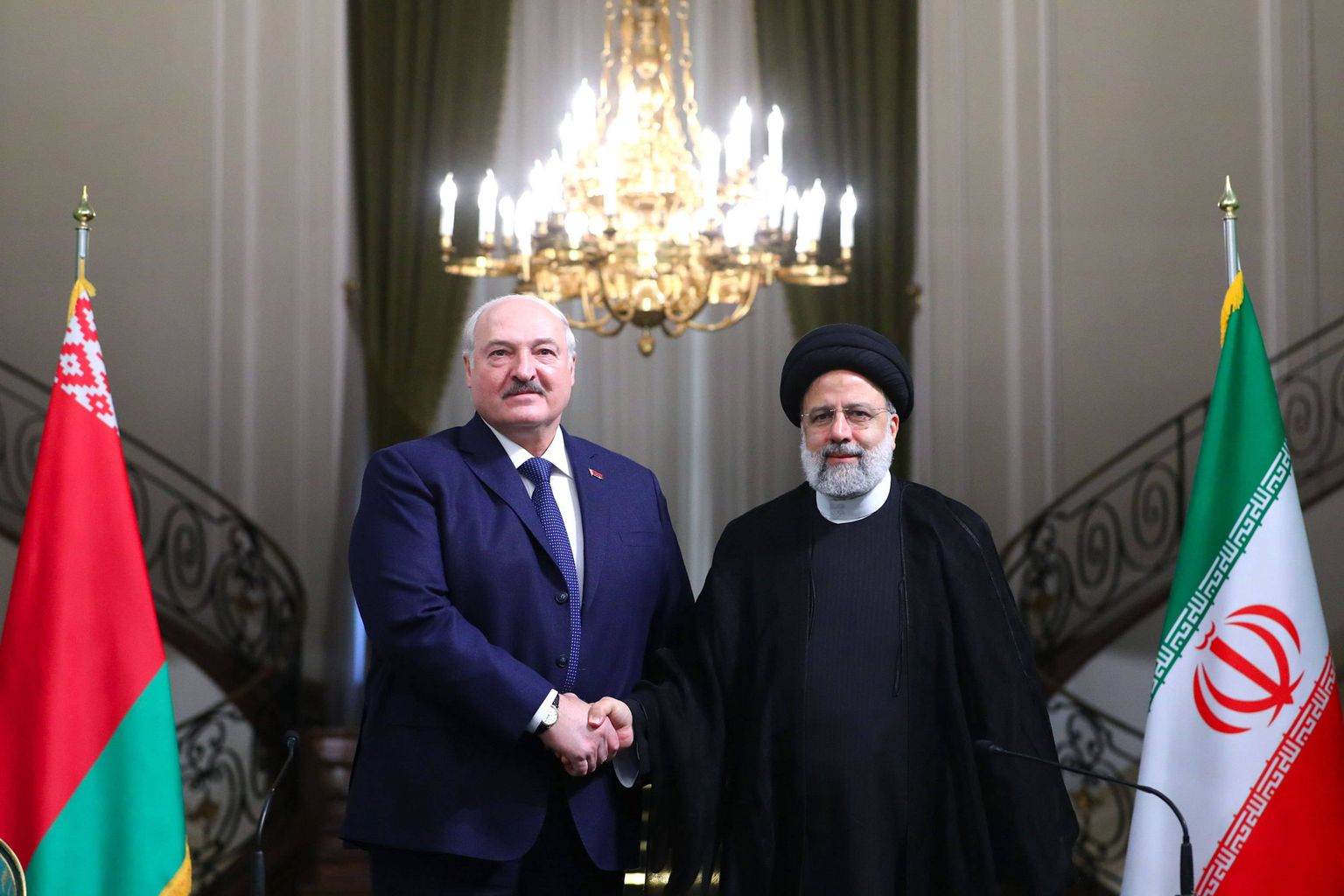 Iraani presidendi Ebrahim Raisi käepigistus Aljaksandr Lukašenkaga. Kohtumine toimus Teheranis 13. märtsil 2023.