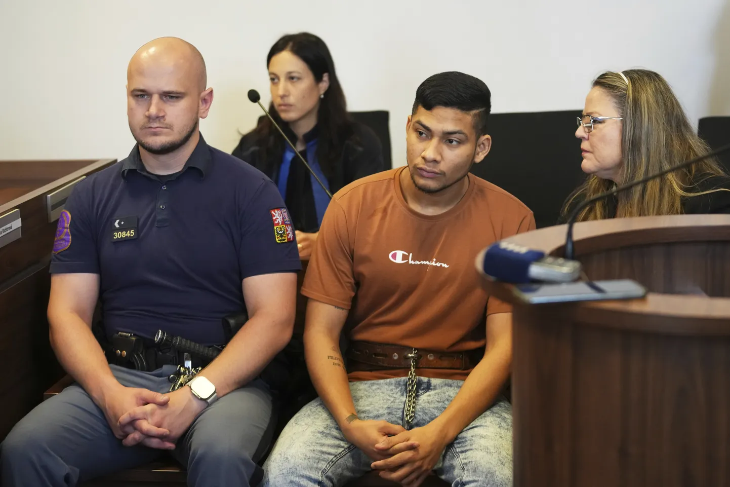 Süütamises süüdistatud colombialane Andrés Alfonso de la Hoz de la Cruz Praha kohtus.