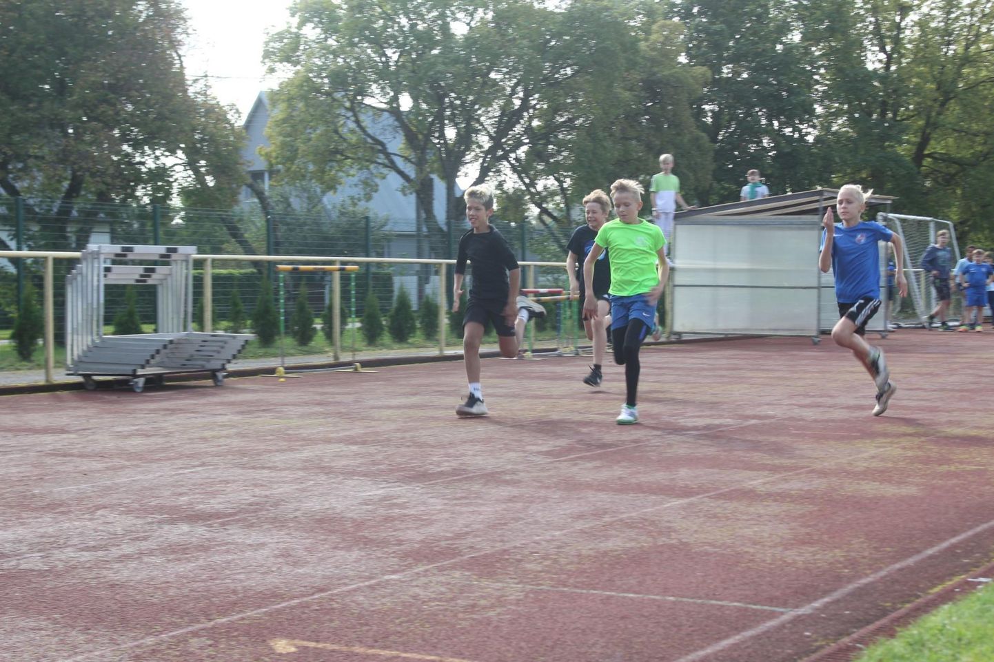 Steven Marti Lillipuu (rohelises särgis) ja Romet Randalainen (paremal sinises särgis) on sprindirajal juba vanad rivaalid. Ka sarja «TV 10 olümpiastarti» avaetapil hõivasid nad parimad kohad.