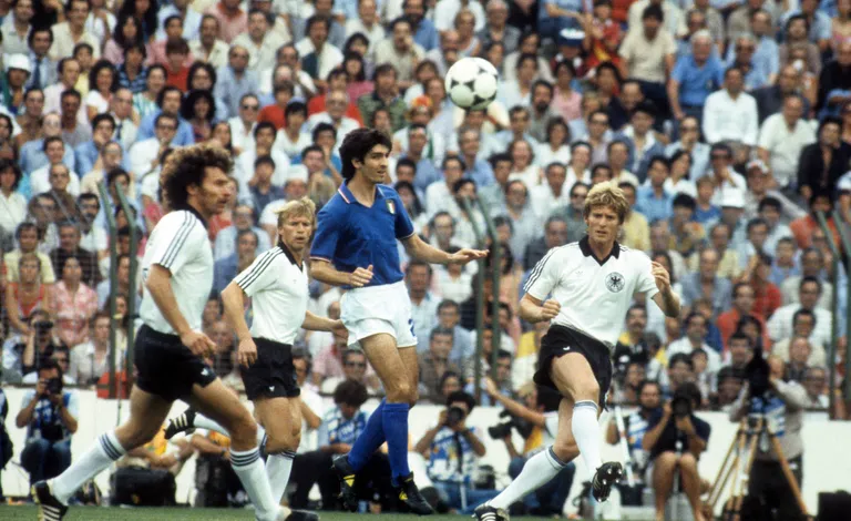 Paolo Rossi võitlemas 1982. aasta finaalis Saksa LV vutimeestega.