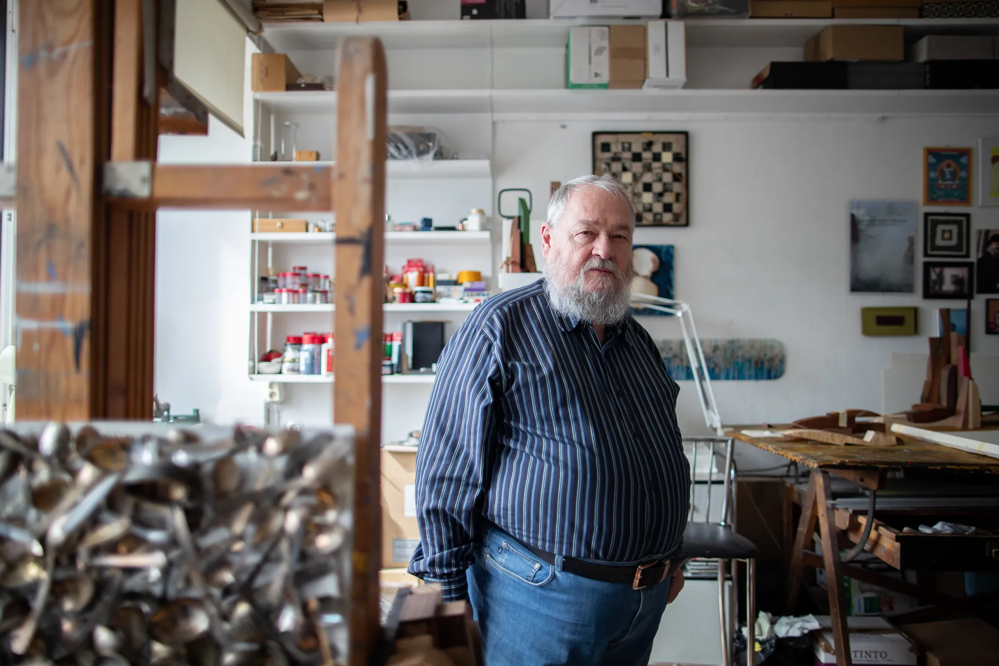 Kunstnik Leonhard Lapin oma ateljees.