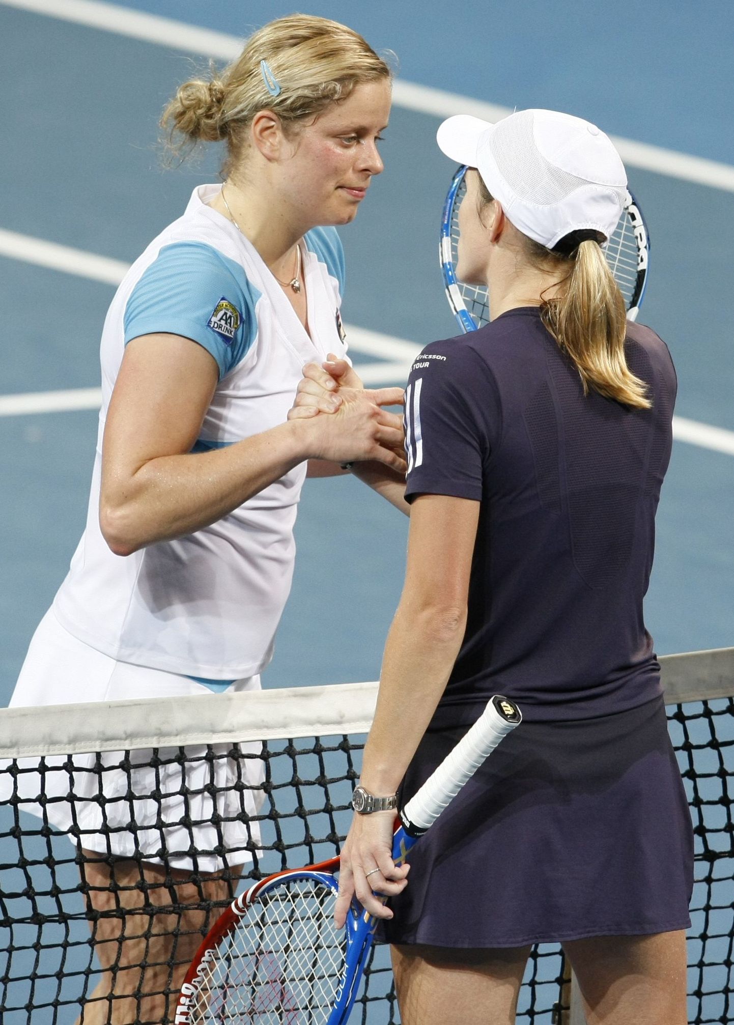 Justine Henin (paremal) pidi kaasmaalannale Kim Clijstersile finaalis alla vanduma