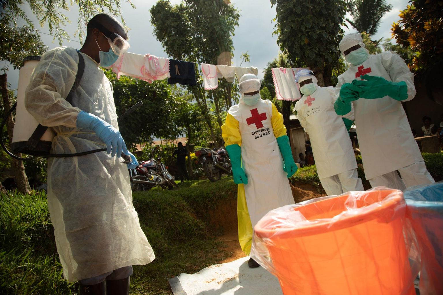 Ebola viiruse tagajärjel Kongo Demokraatlikus Vabariigis surnud inimeste matmisega tegelevad Punase Risti töötajad.