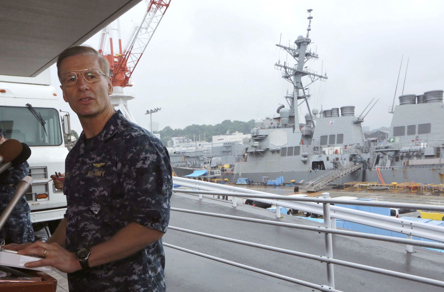 USA 7. laevastiku komandör viitseadmiral Joseph Aucoin