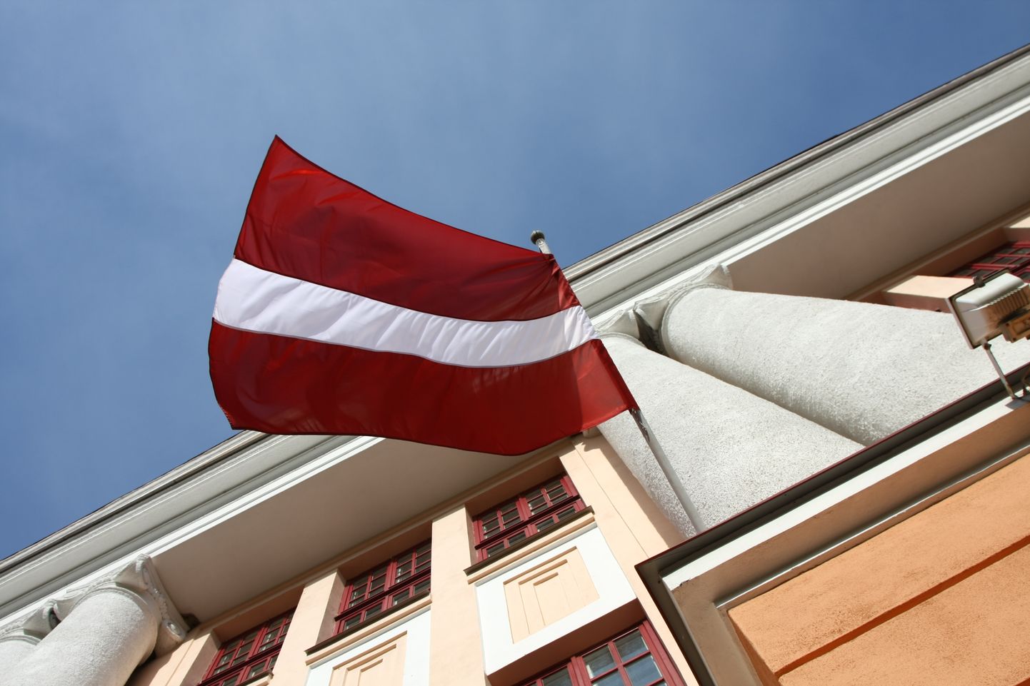 Флаг Латвии. Фото иллюстративное.