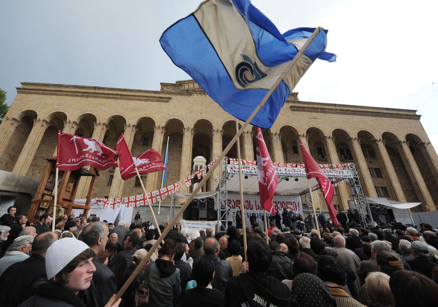 Gruusia opositsiooni eilsel meeleavaldusel, millega tähistati kuu möödumist protestiaktsioonide algusest, osales üle kümne tuhande inimese.